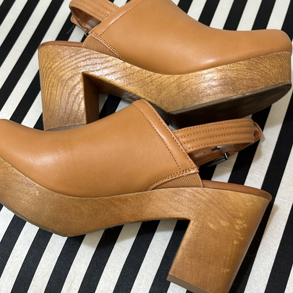 Clogs - Picture 8 of 11